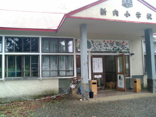 会場ホールは元学校.jpg